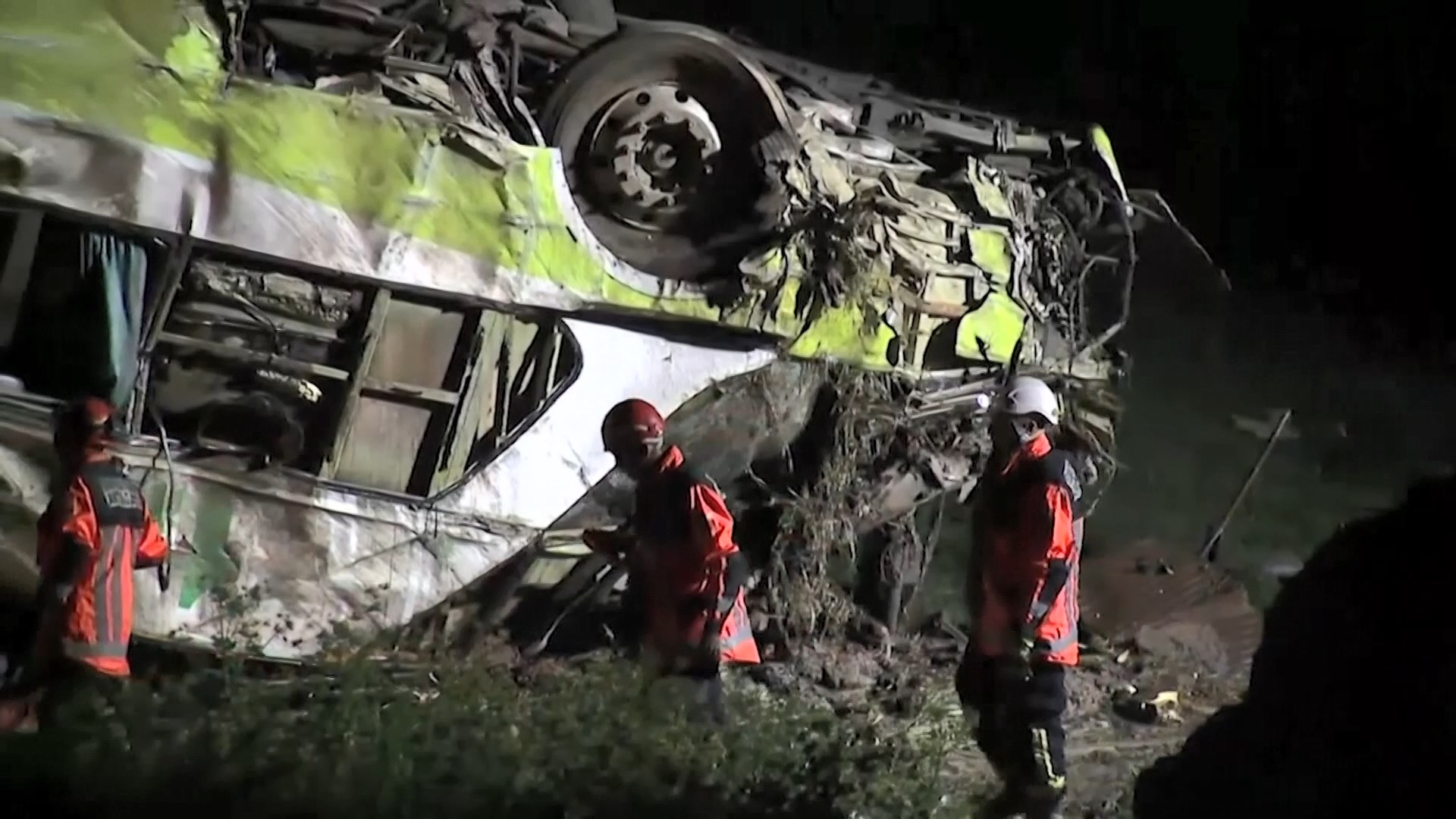 智利巴士墮山谷　至少21死多傷