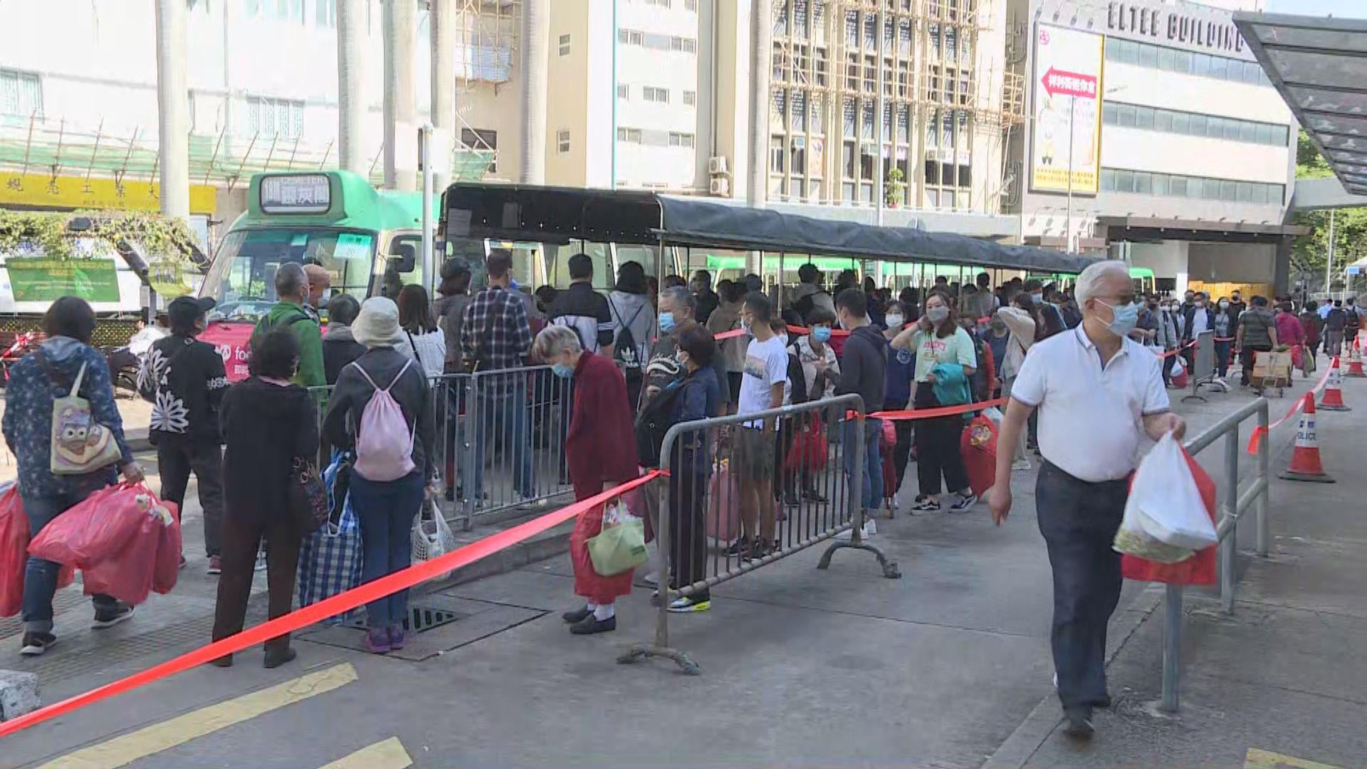 清明節市民疫下掃墓　柴灣往墳場小巴站大排長龍