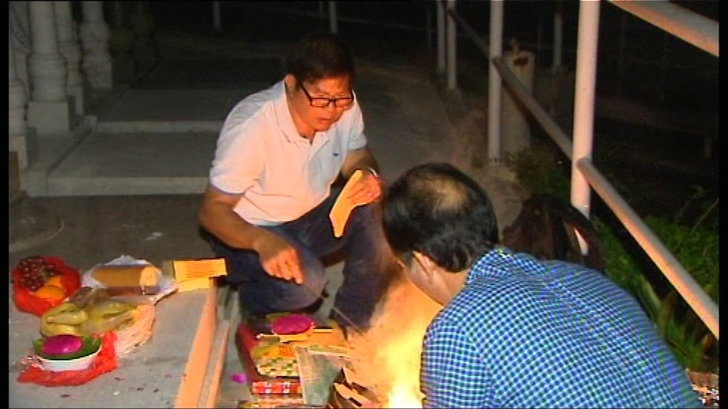 將軍澳墳場封路市民摸黑上山掃墓