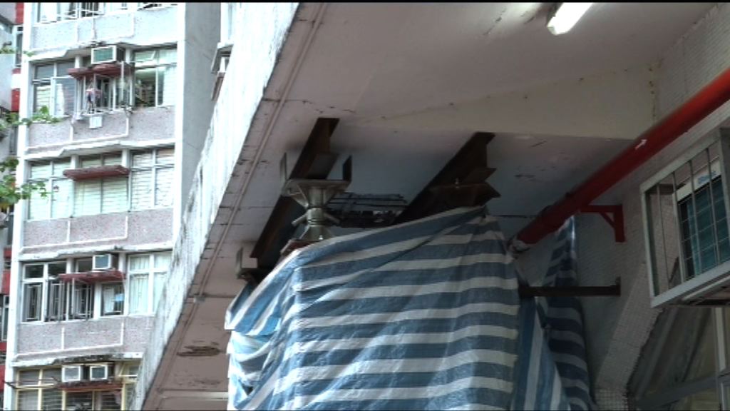 竹園北邨樓宇簷篷現多道裂縫