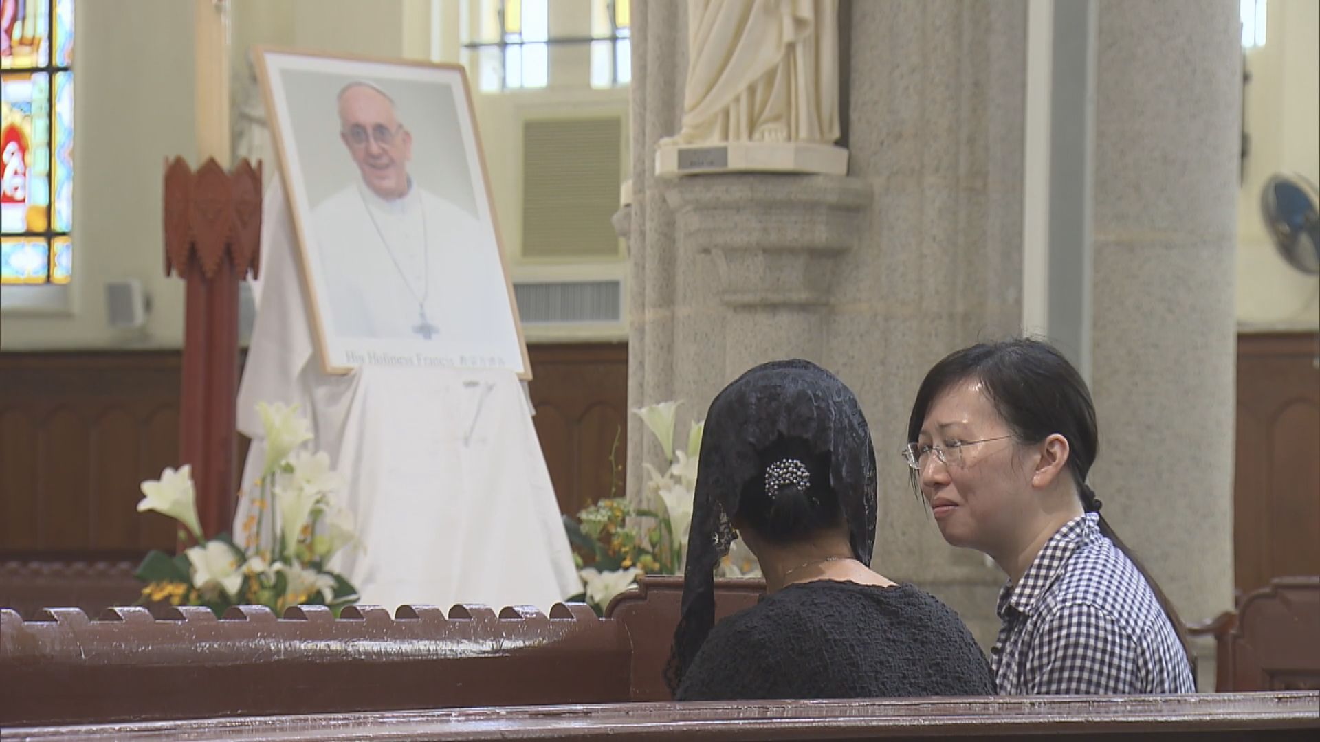 教宗逝世｜周守仁樞機到主教座堂憑弔　教徒讚揚教宗方濟各敢言大愛