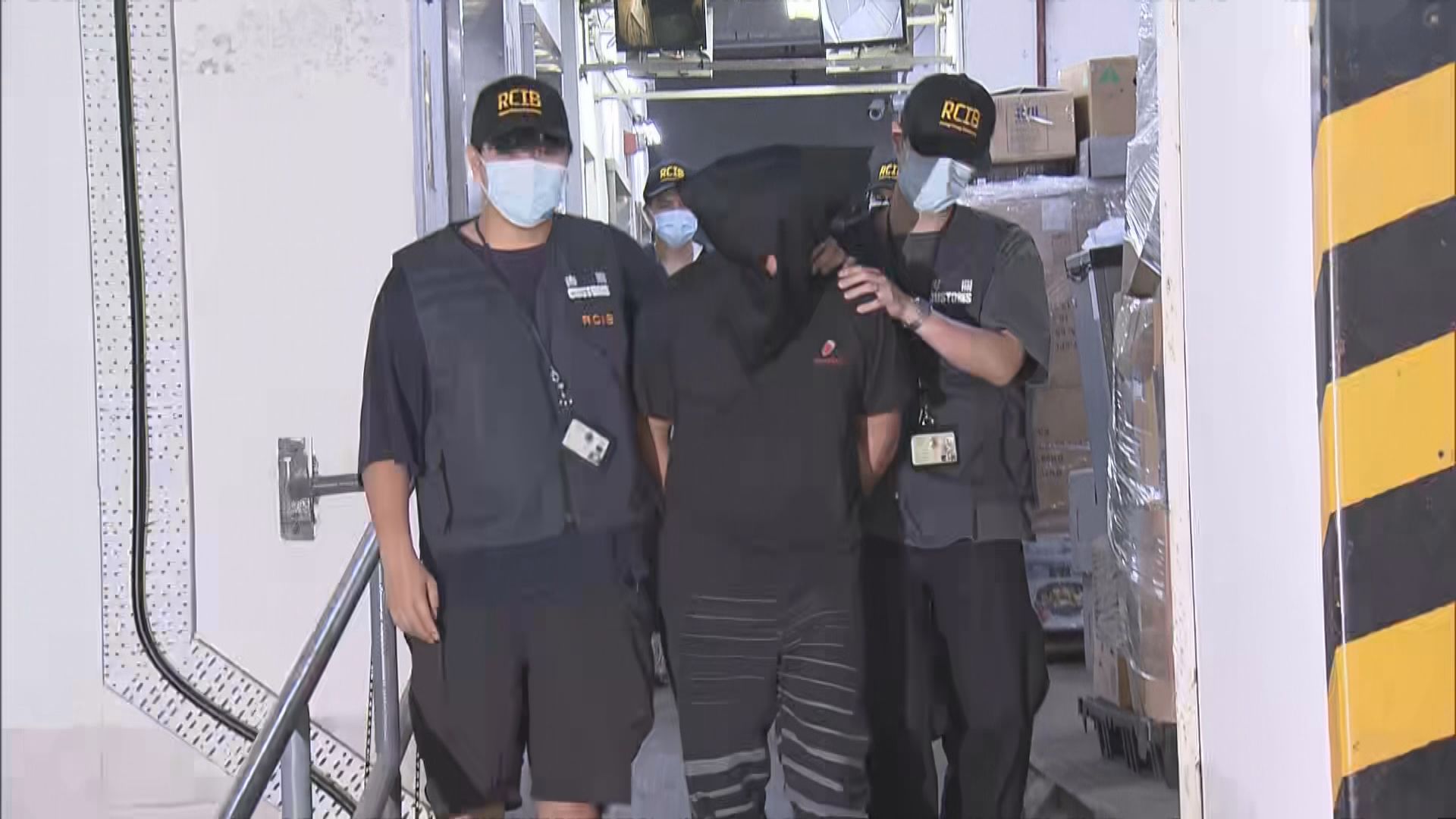 海關破荃灣私煙倉拘兩漢