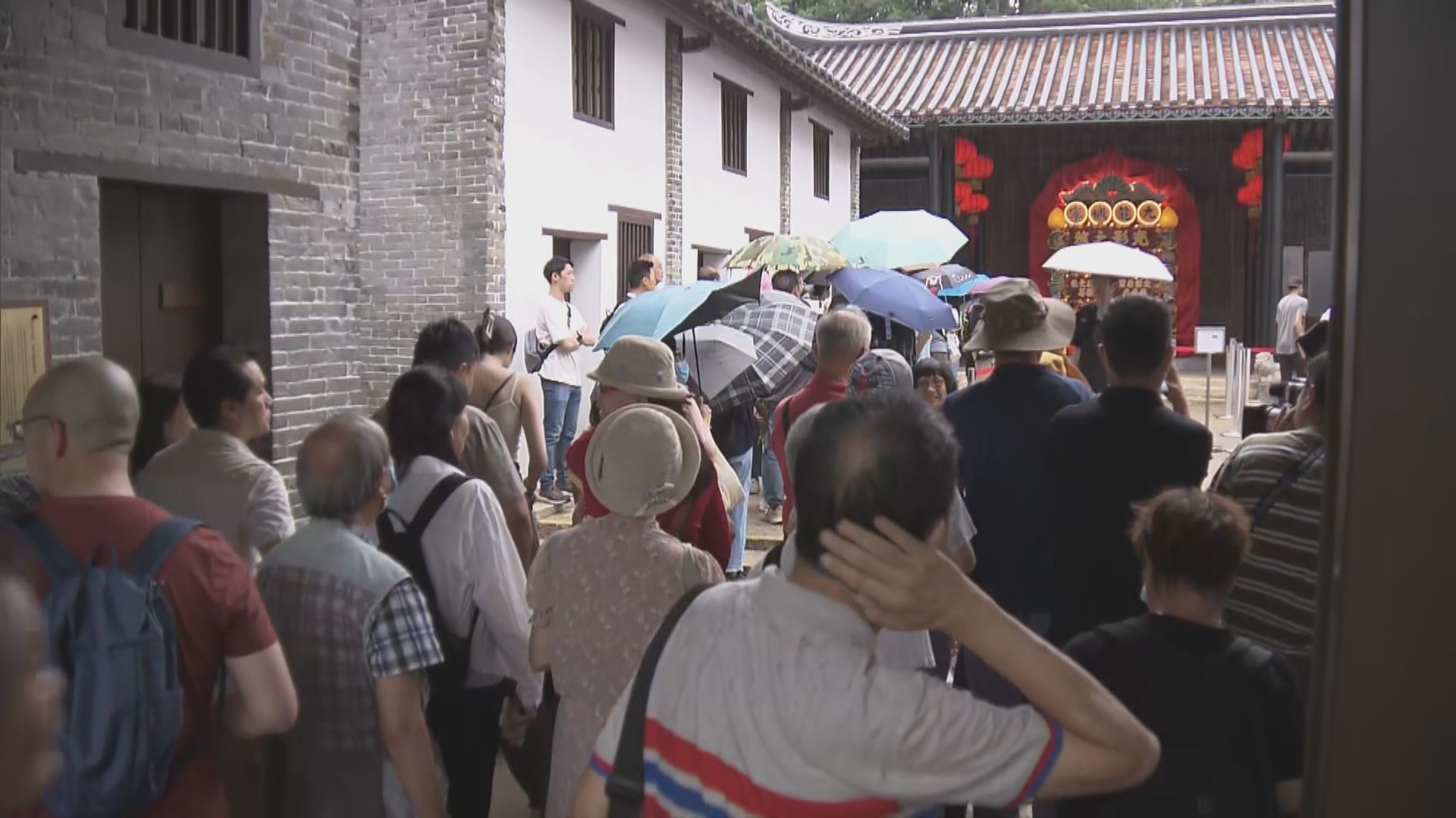 旅遊熱點｜城寨場景原址重現旅客冒雨參觀　九龍城商戶冀重建遷出前帶動消費