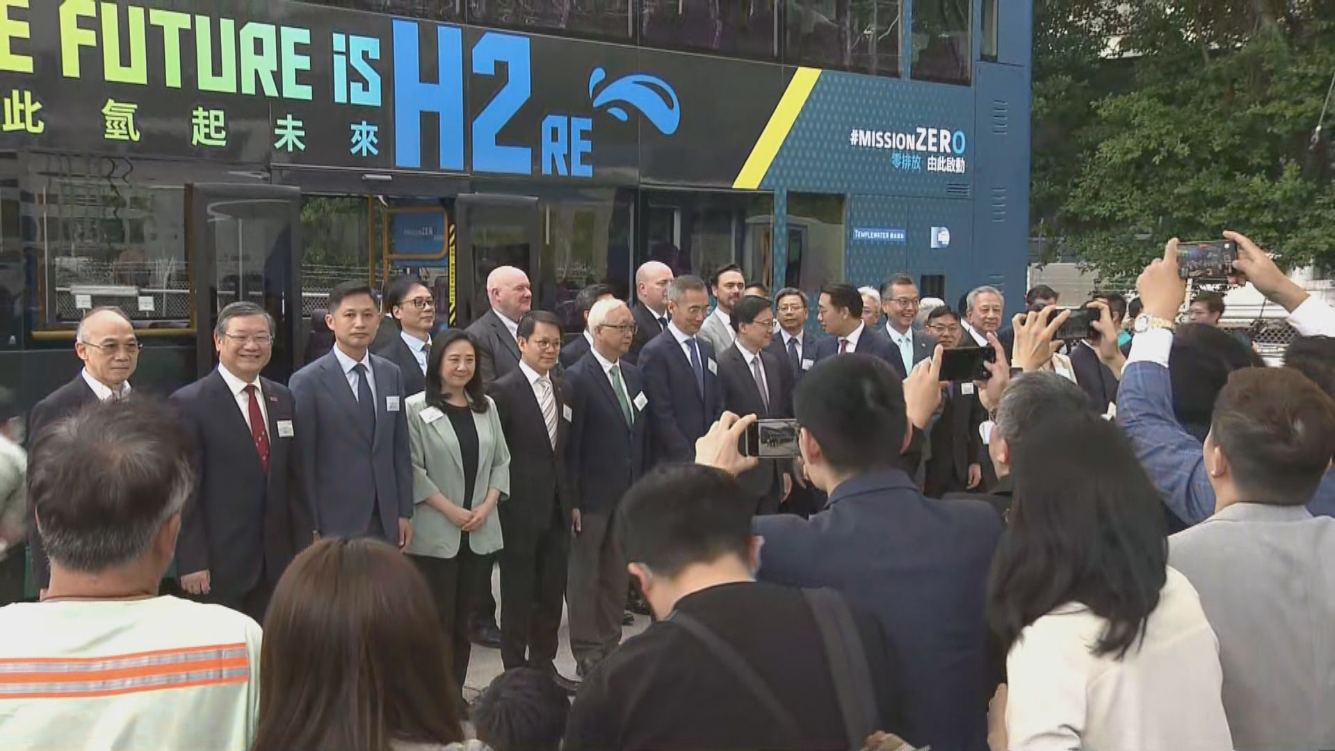 全港首架雙層氫能巴士落地試行 最快明年1月在路面行駛 