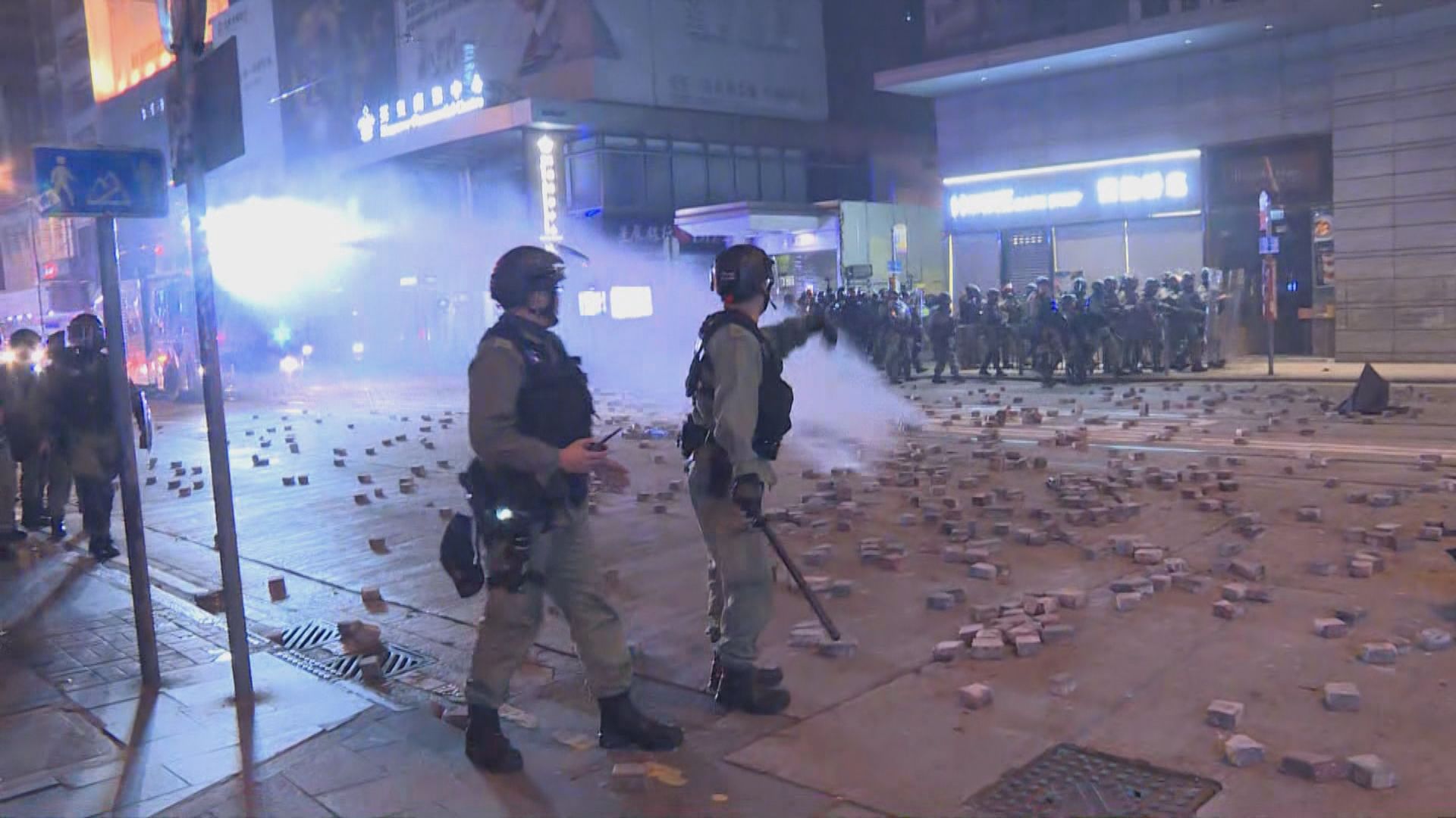 入夜後示威者堵路縱火 水炮車射水驅散