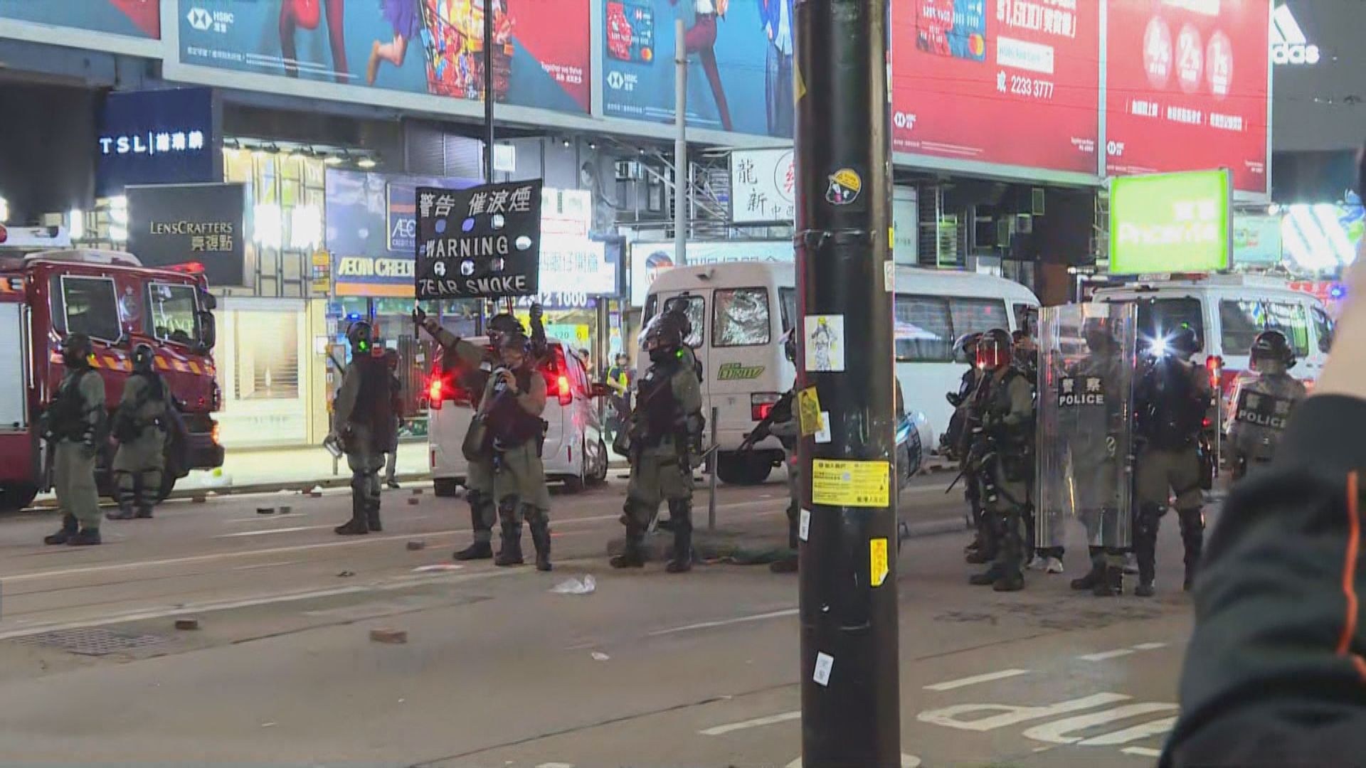 警方晚上在崇光百貨外施放催淚彈制服多人