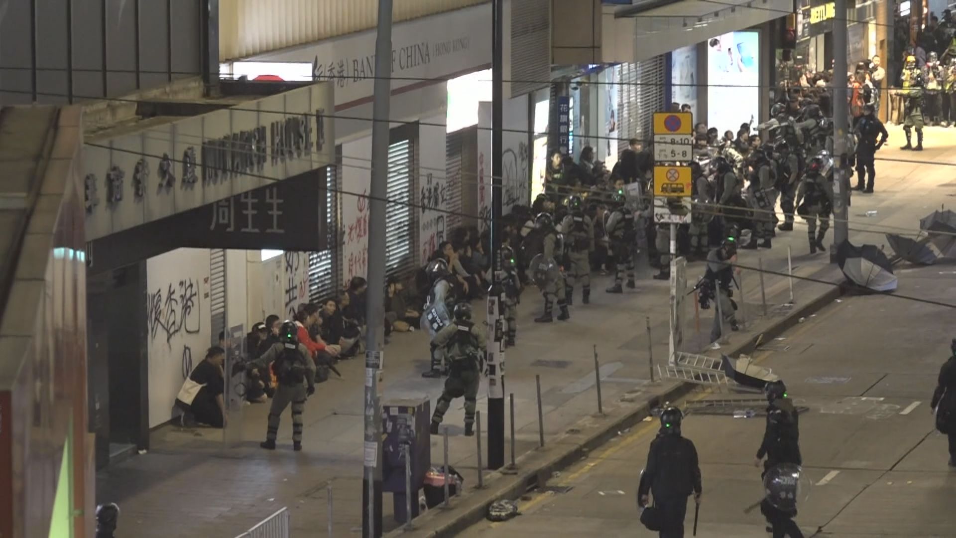 大批示威者縱火破壞商店　消息指銅鑼灣逾四百人被捕