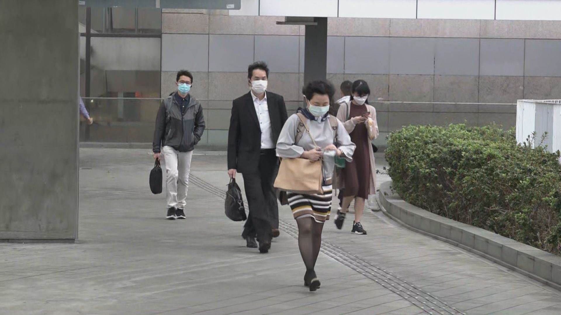 公務員今日起陸續恢復辦公　不少人上班自備口罩