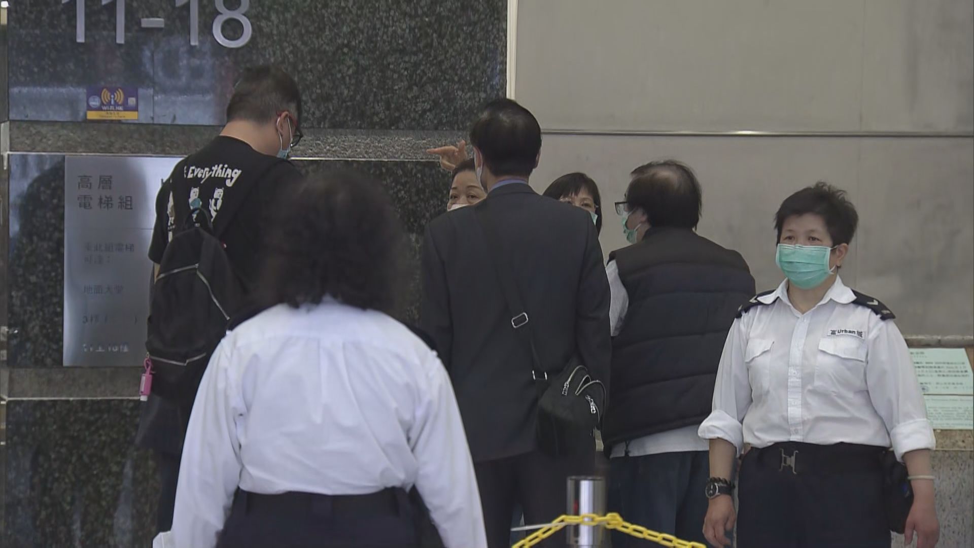 政府合署內公共服務陸續恢復　有人開門前到入境處排隊