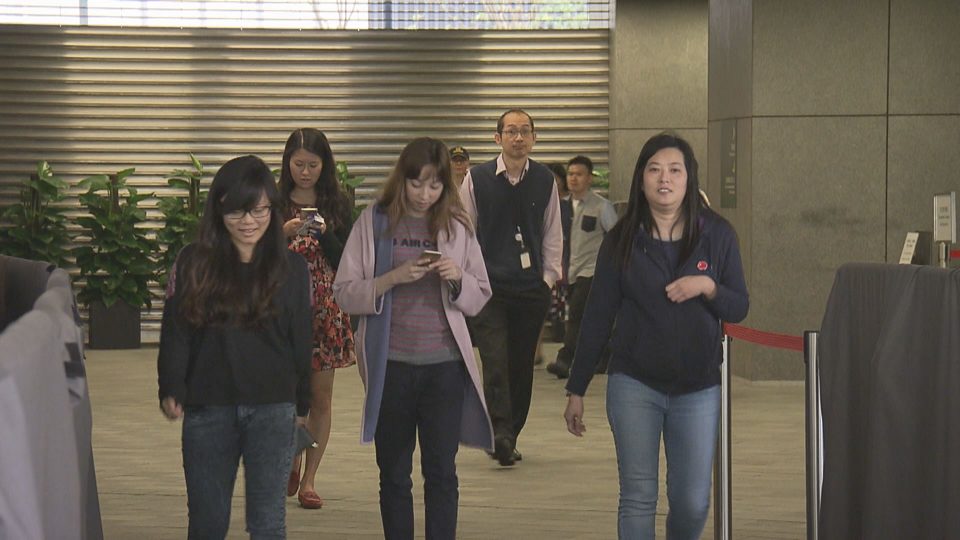 華員會建議公務員凍薪三年