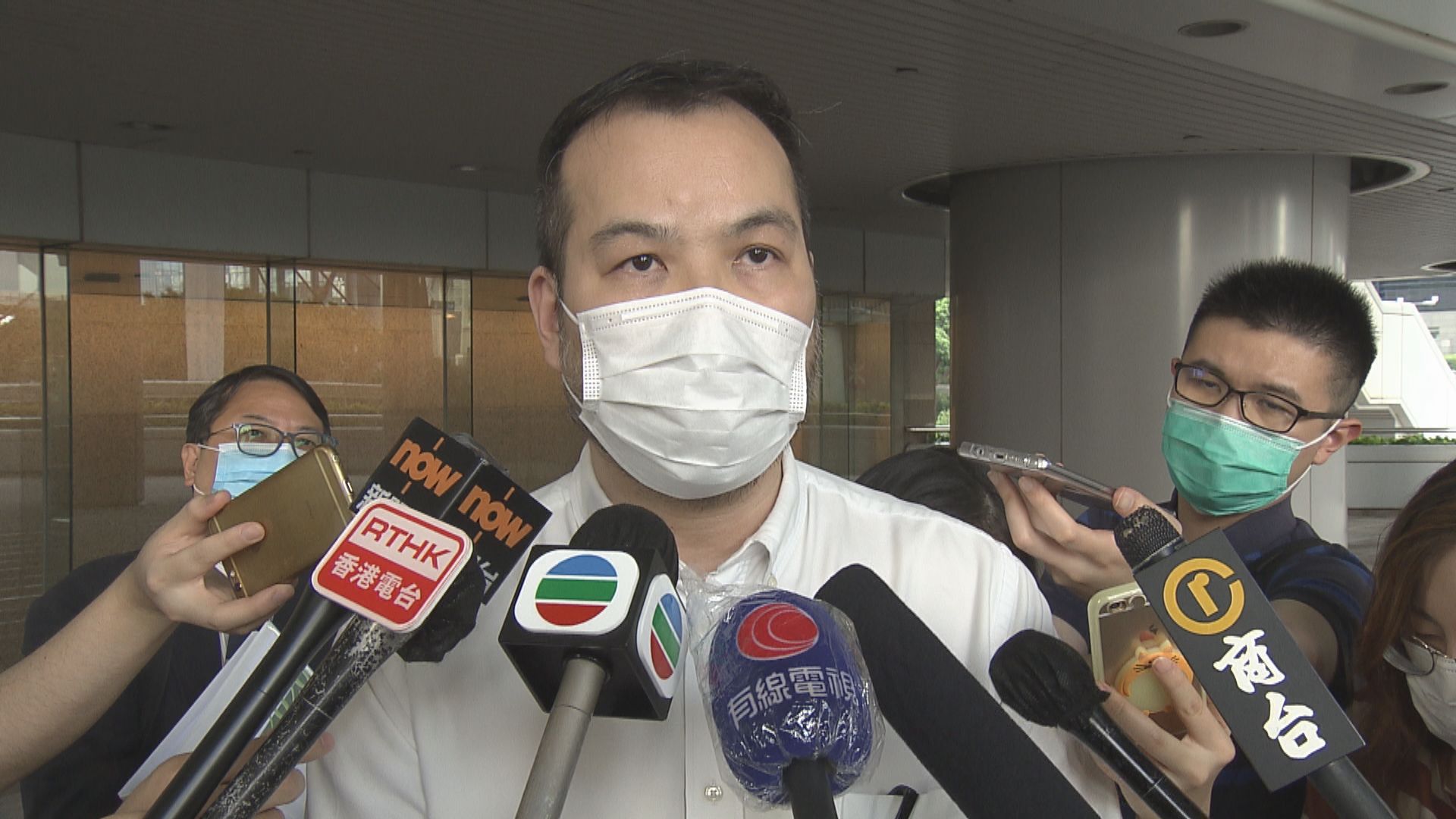 消息：行會通過建議全體公務員凍薪