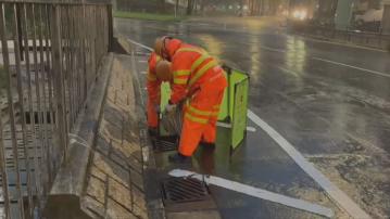 渠務署到柴灣道迴旋處清渠　三部新添置「龍吸水」出動