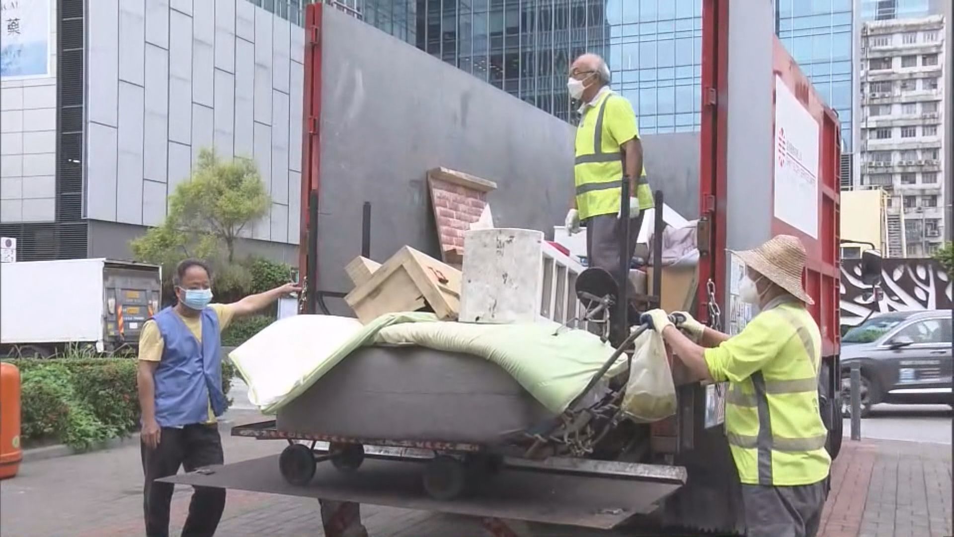 觀塘碼頭露宿者物品遭清理　運輸署：有環境衞生問題