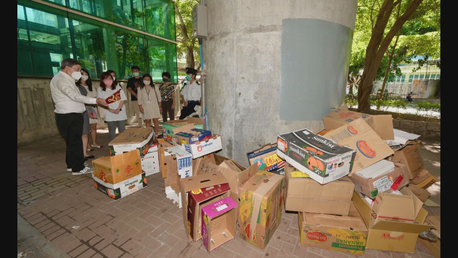 政務司副司長卓永興到多區視察衞生黑點