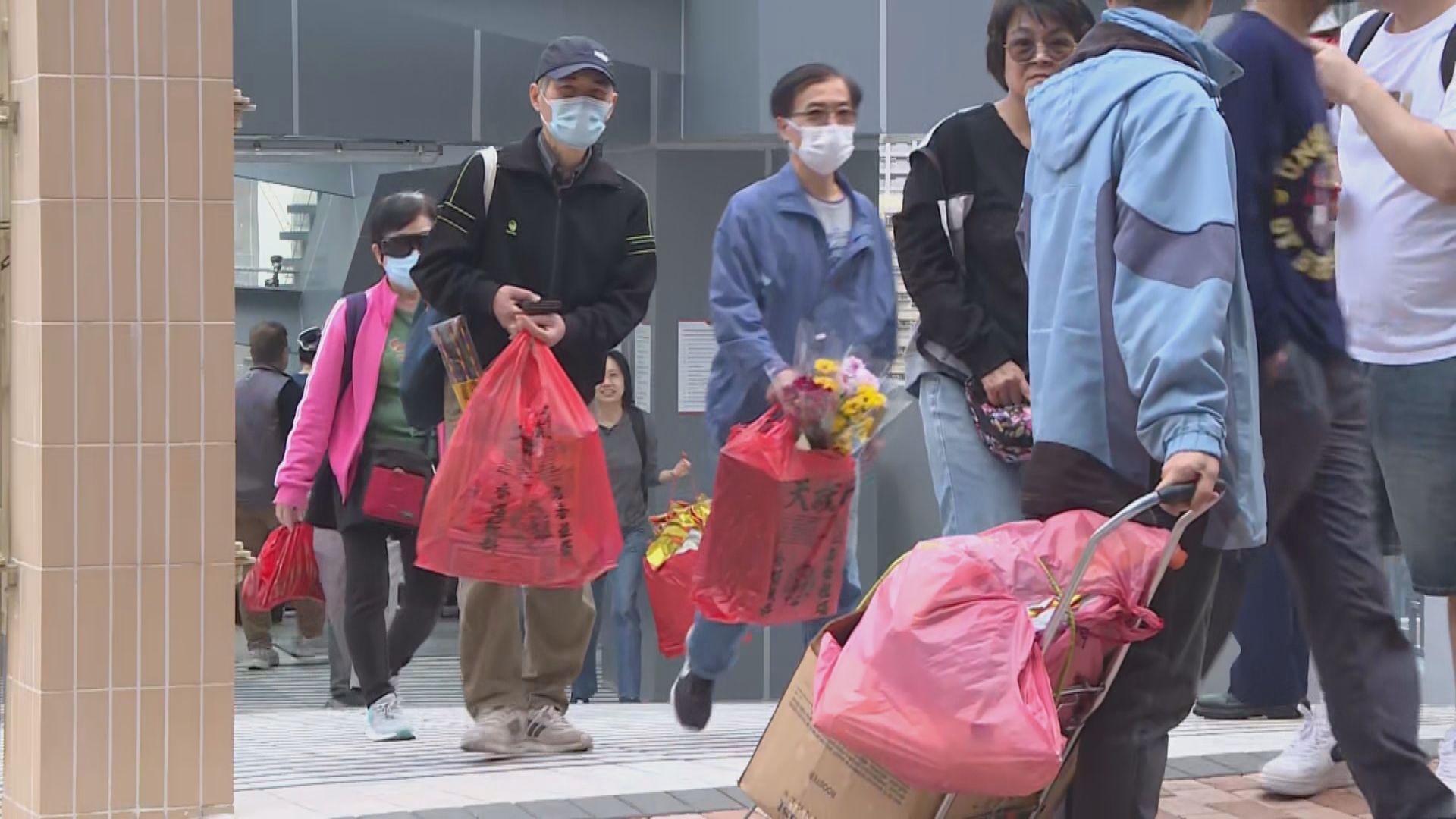 有市民趁清明節帶祭品祭祖