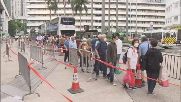 不少巿民趁清明節前往掃墓