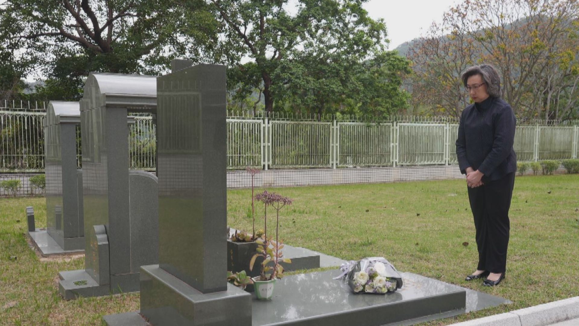 楊何蓓茵到浩園拜祭殉職消防隊目何偉豪