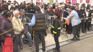 有市民排隊輪候到工展會購物辦年貨