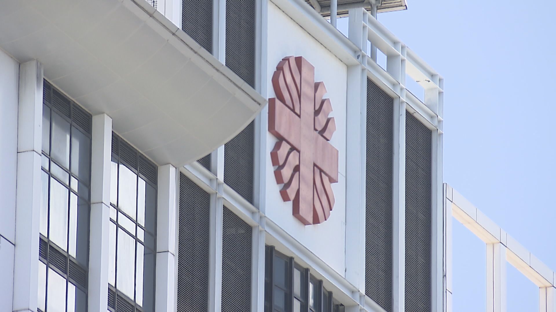 警方拘兩明愛醫院職員　涉用手襲擊病人