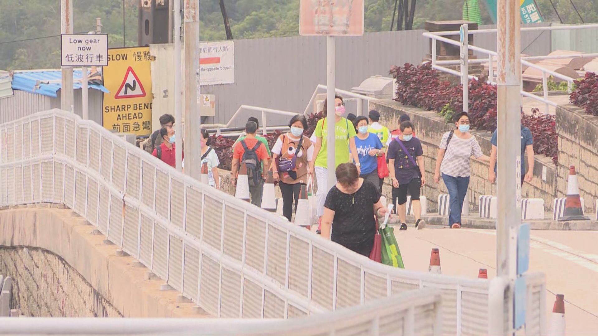 大批市民趁清明節上山掃墓　市民望放寬掃墓人數上限