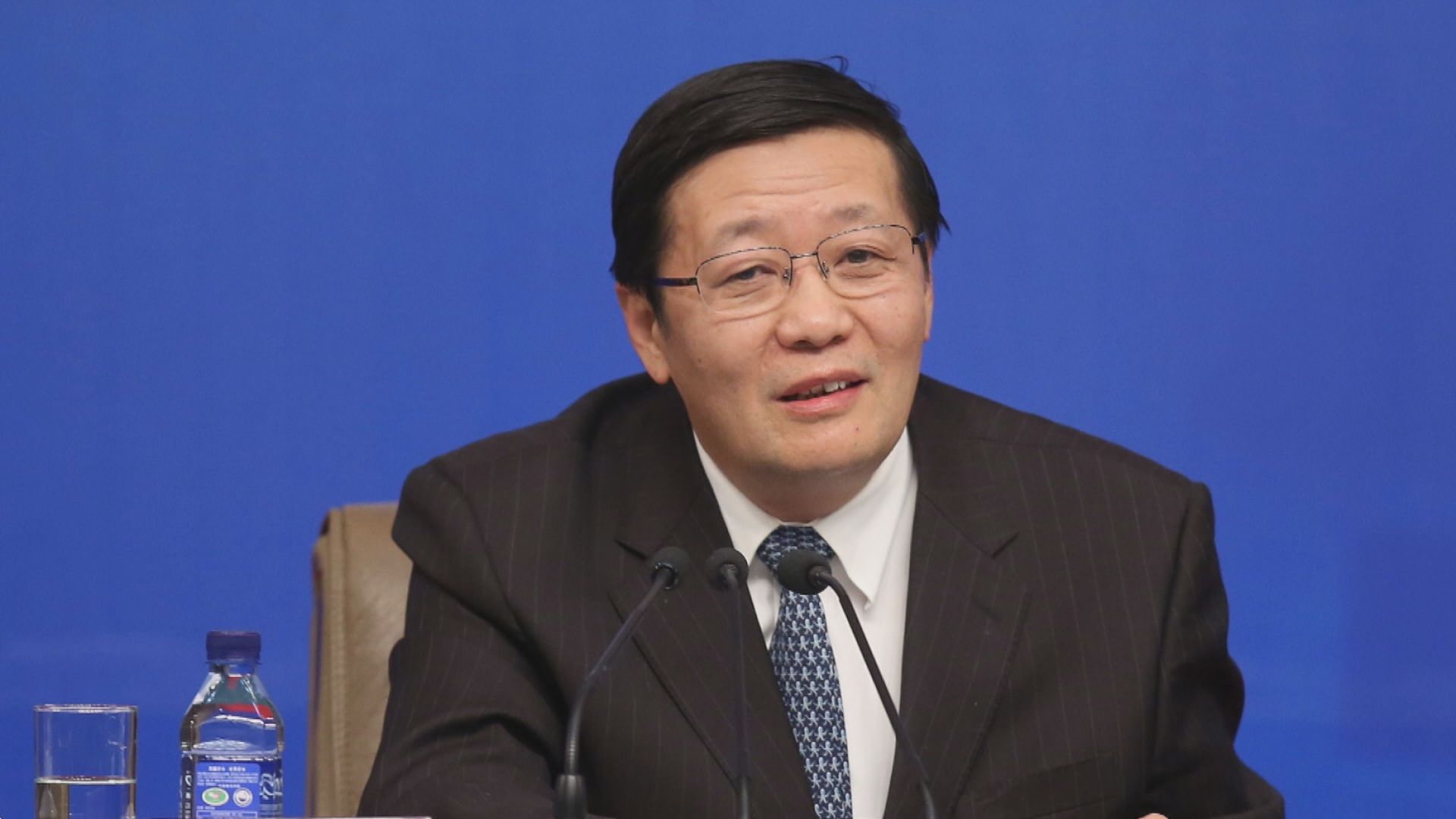 樓繼偉不點名評論螞蟻　稱暫停上市是為防範系統性風險