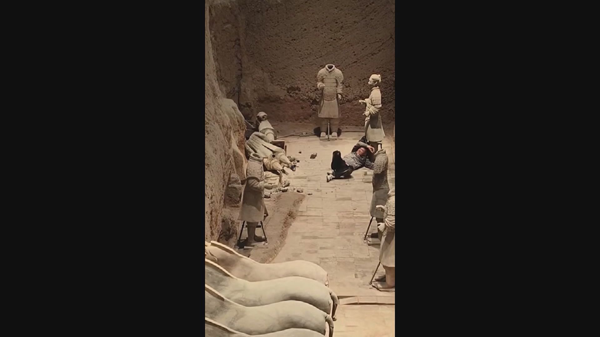 西安一名男子參觀時突然跳入兵馬俑坑　推倒兩尊陶俑後被帶走