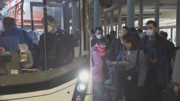 羅湖口岸夜晚人頭湧湧 遊深圳港人回程遇塞車三小時