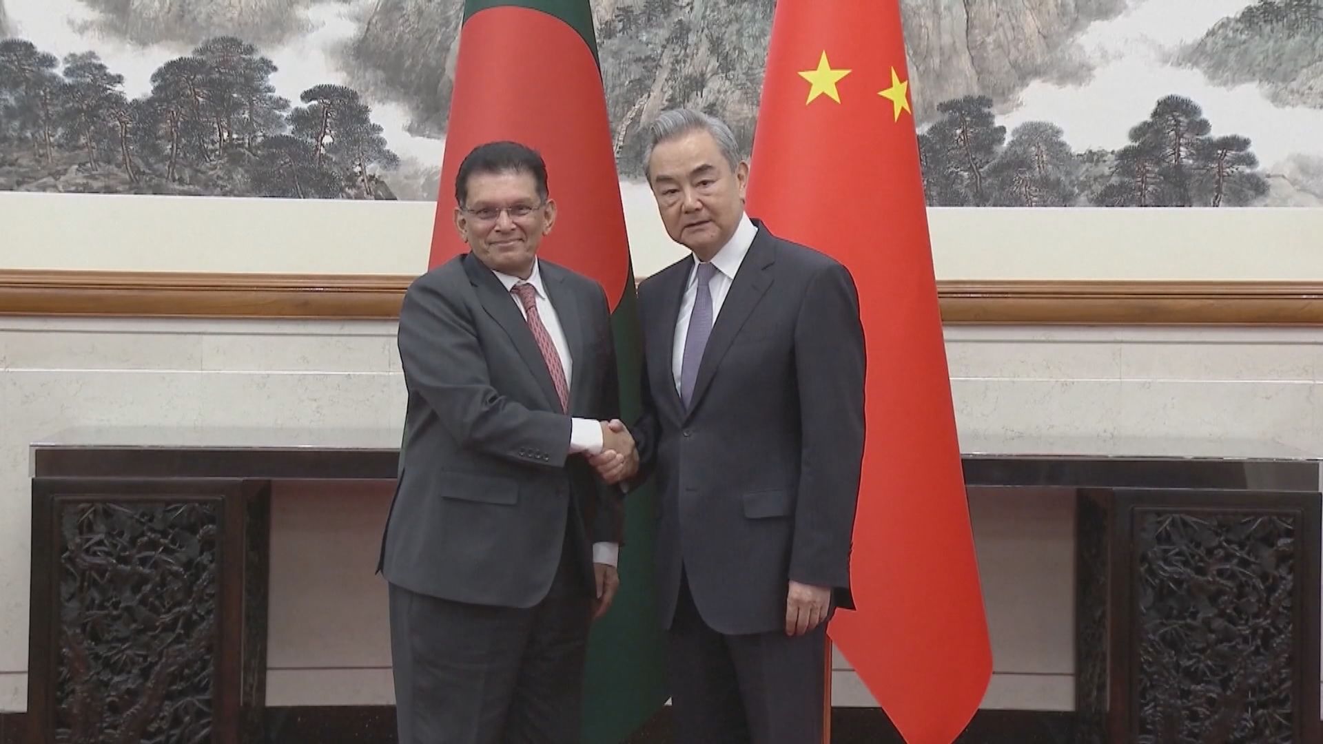 王毅與到訪的孟加拉外長會談　討論深化雙邊關係