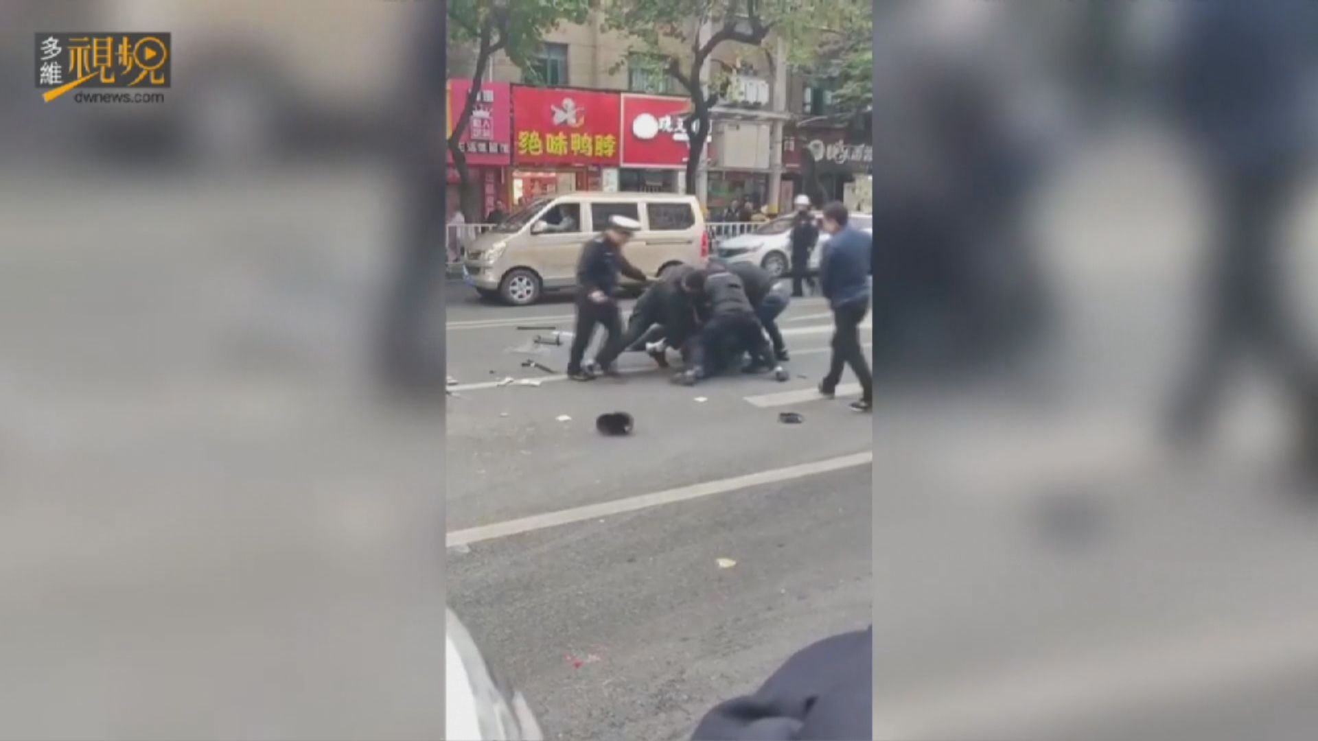 福建巴士被持刀歹徒騎劫撞路人　至少8死