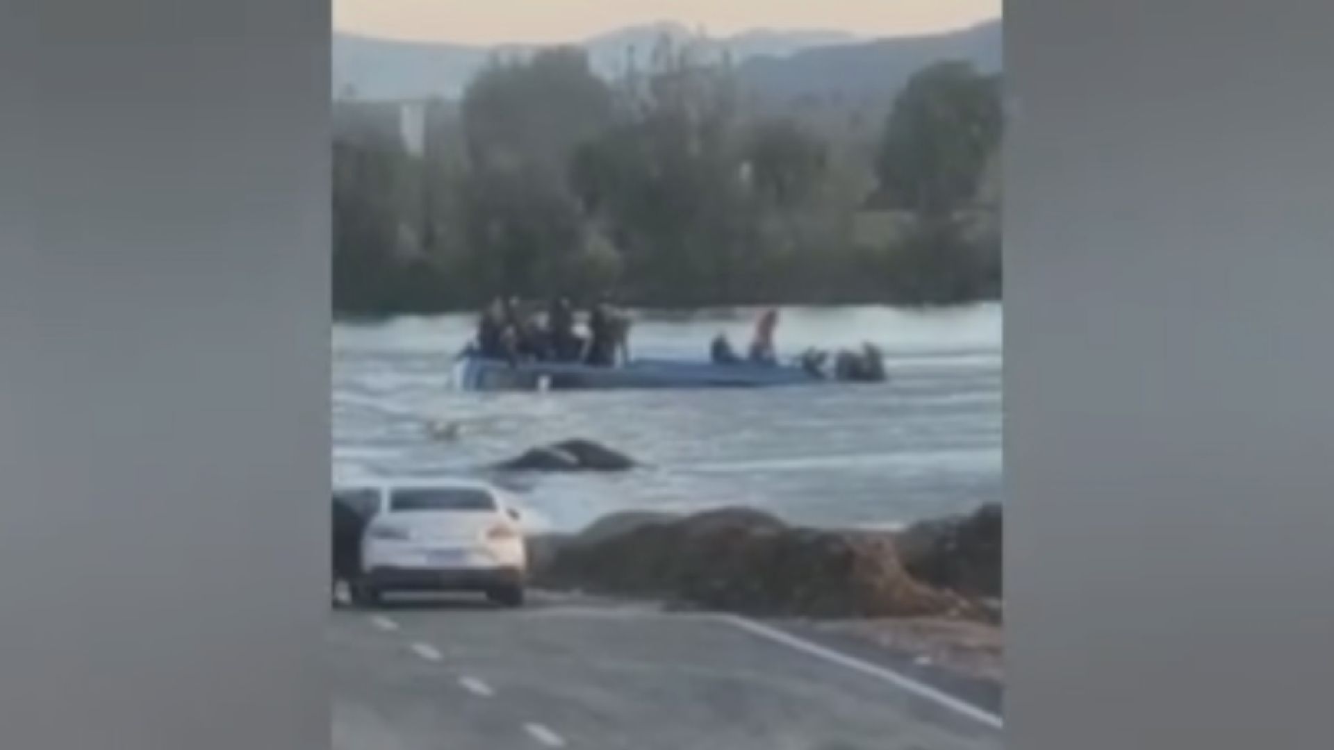 河北巴士墮河　十多人失蹤