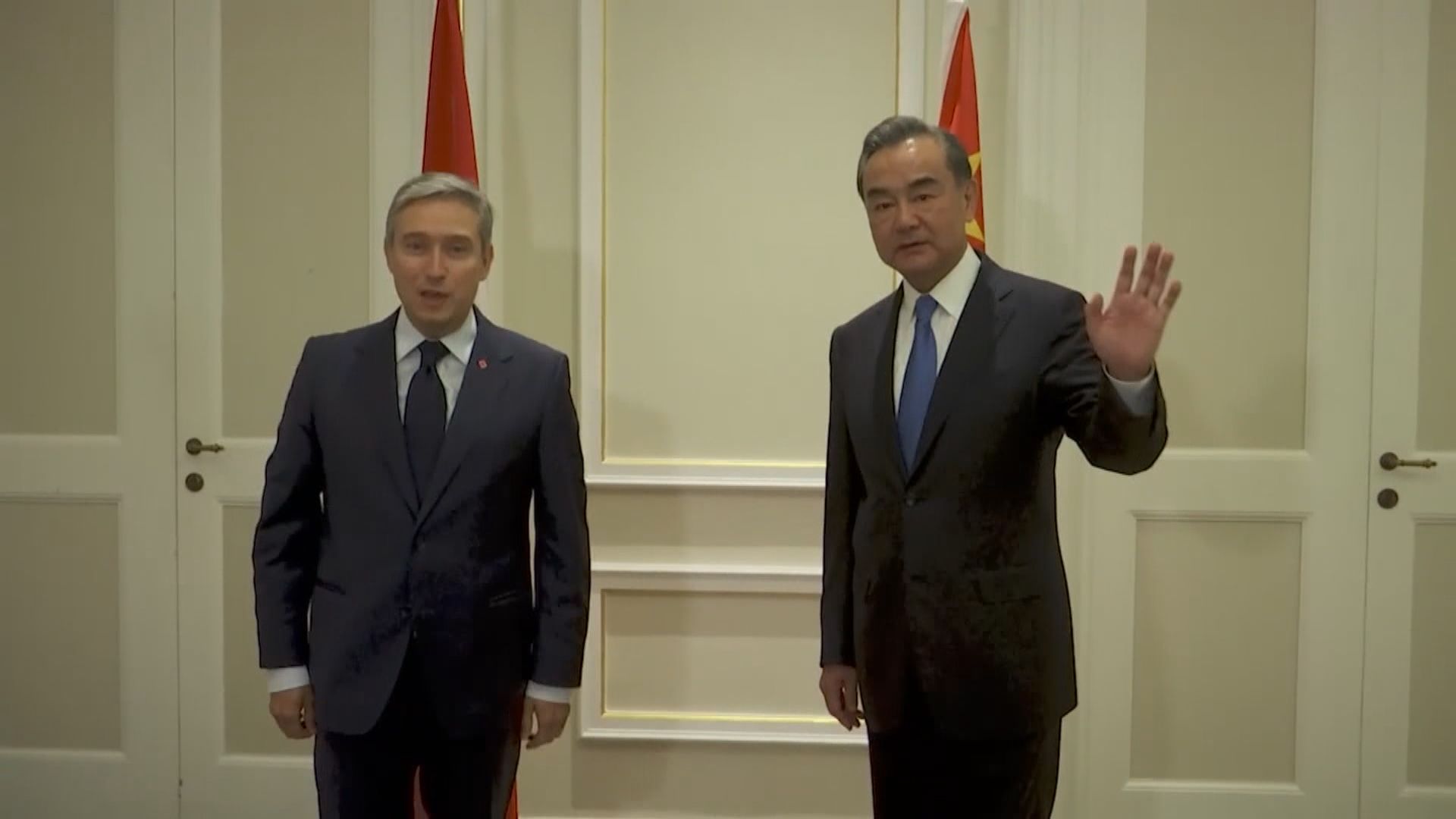 王毅與加拿大外長商鵬飛在羅馬會晤