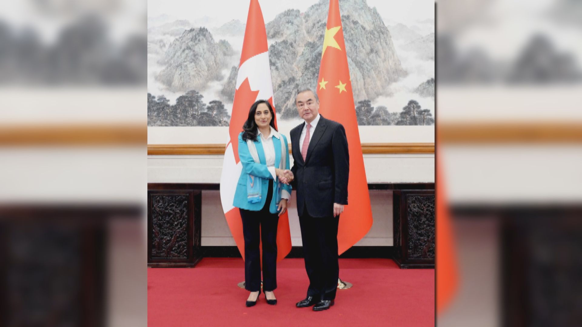 王毅會見訪華的加拿大外長阿南德