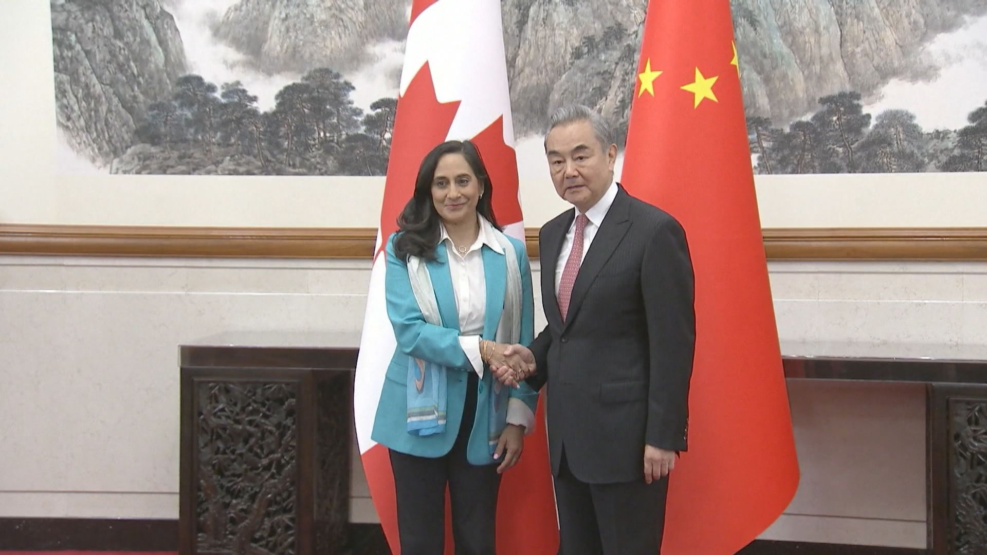 王毅應約與加拿大外長通電話　中方願加快恢復各領域交流合作