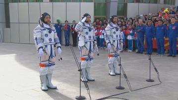 神舟十八號升空在即 三名航天員領命出征