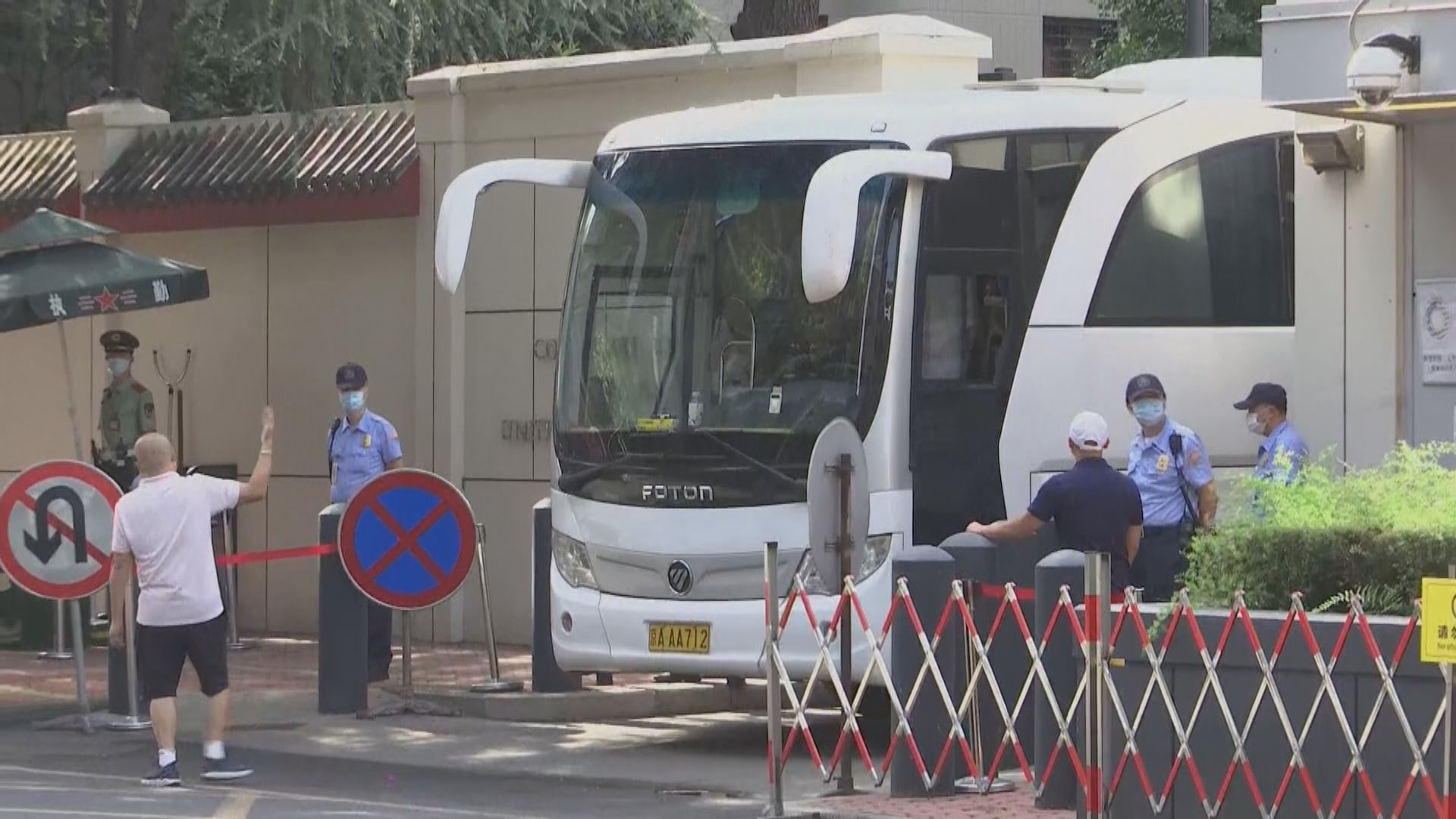 美國駐成都總領事館早上有車駛出