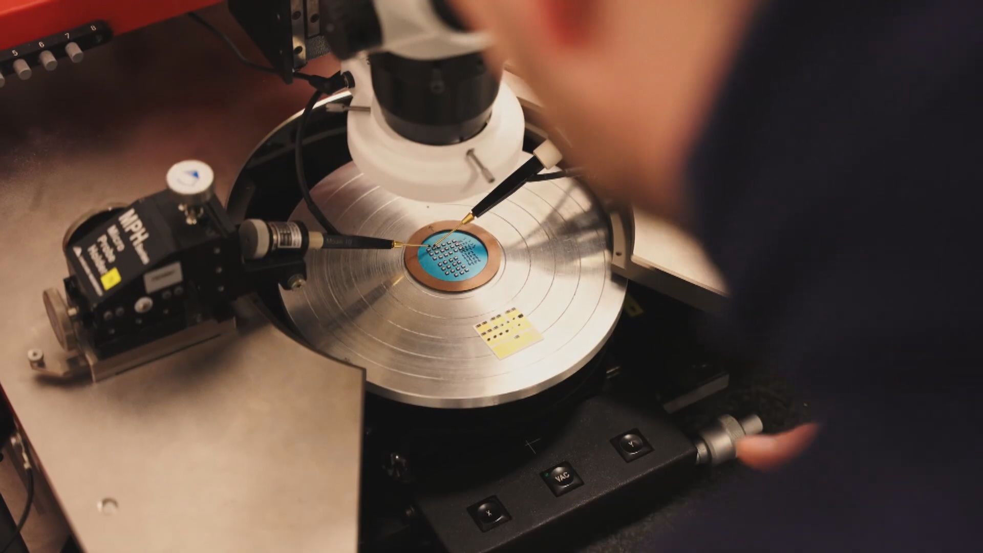 王文濤與歐盟討論安世半導體問題　促荷蘭提出長期解決方案