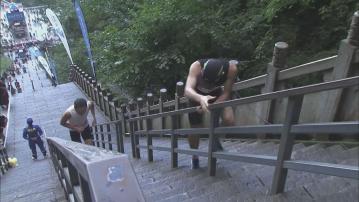 湖南張家界舉行跑山比賽　999級天梯間欣賞天門山絕頂景色