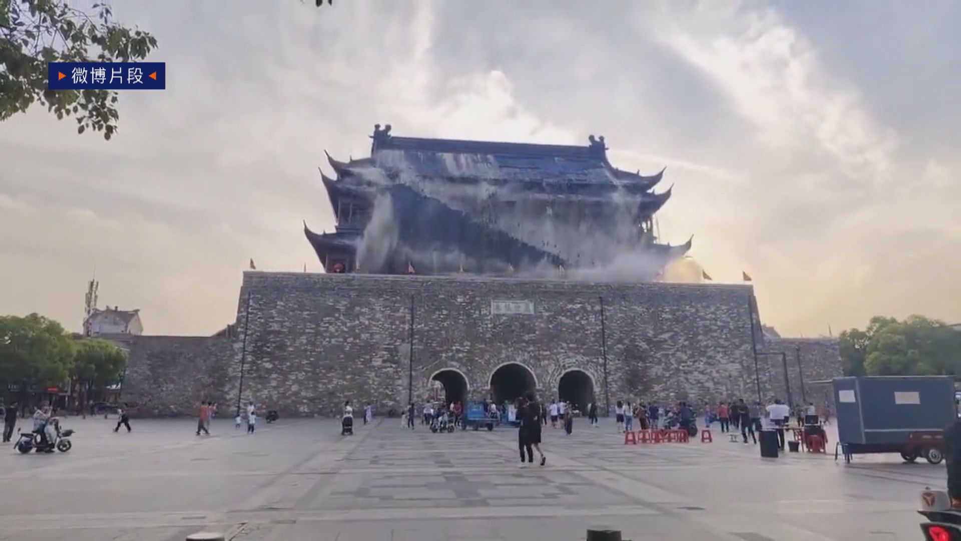 安徽省古蹟明中都鼓樓修繕一年後　樓頂瓦片「瀑布式倒塌」