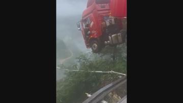 車頭懸空｜貴州高速公路橋樑倒塌　貨車司機一度被困