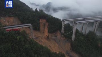 貴州暴雨致大橋倒塌　貨車司機險連人帶車墮崖