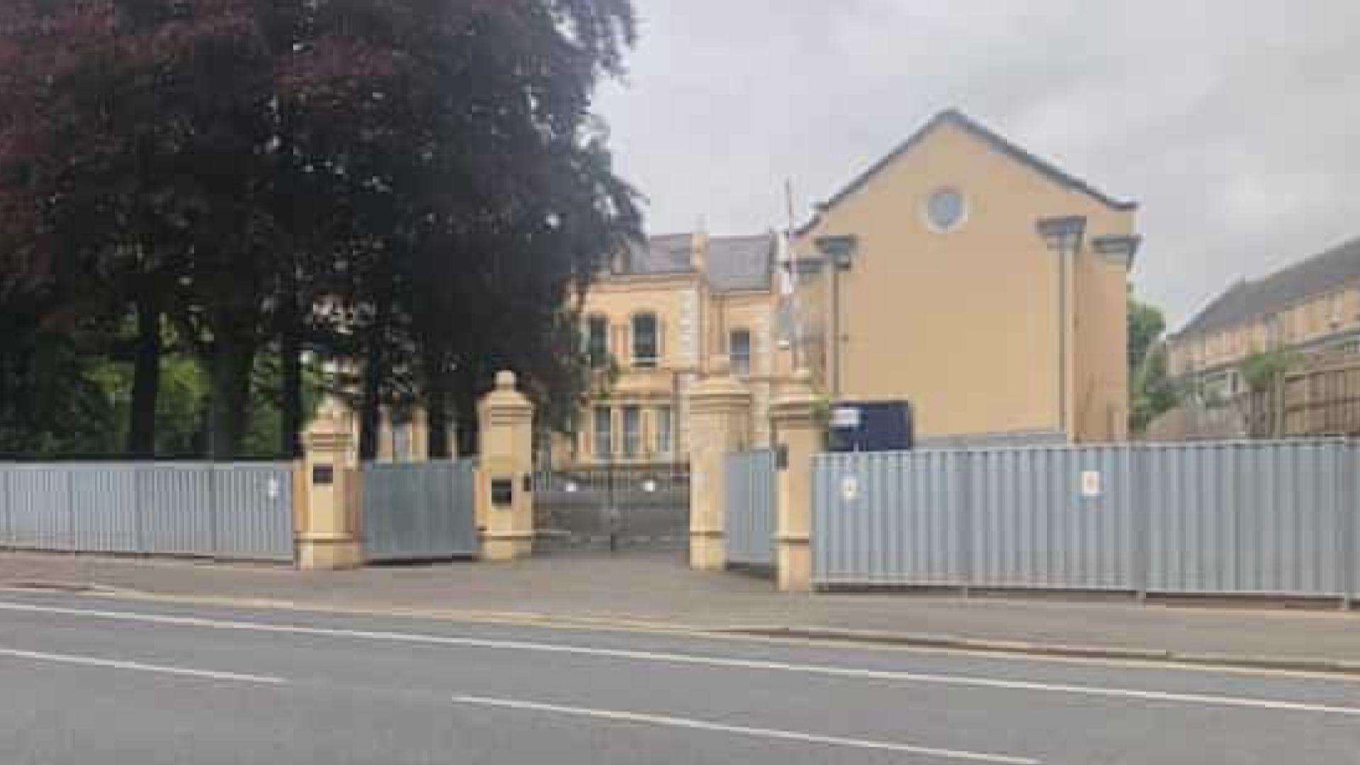 中國駐北愛總領事館拒按裁決停止建圍牆