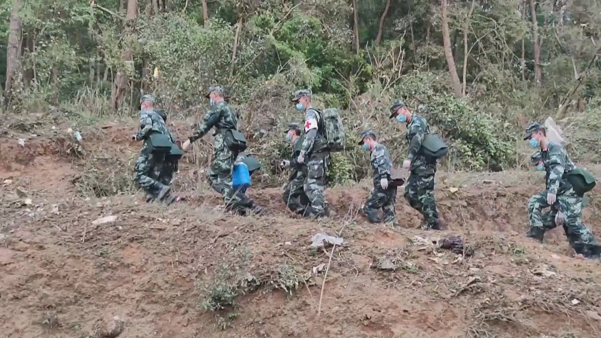 救援人員繼續搜救和搜尋墜毀東航客機黑盒