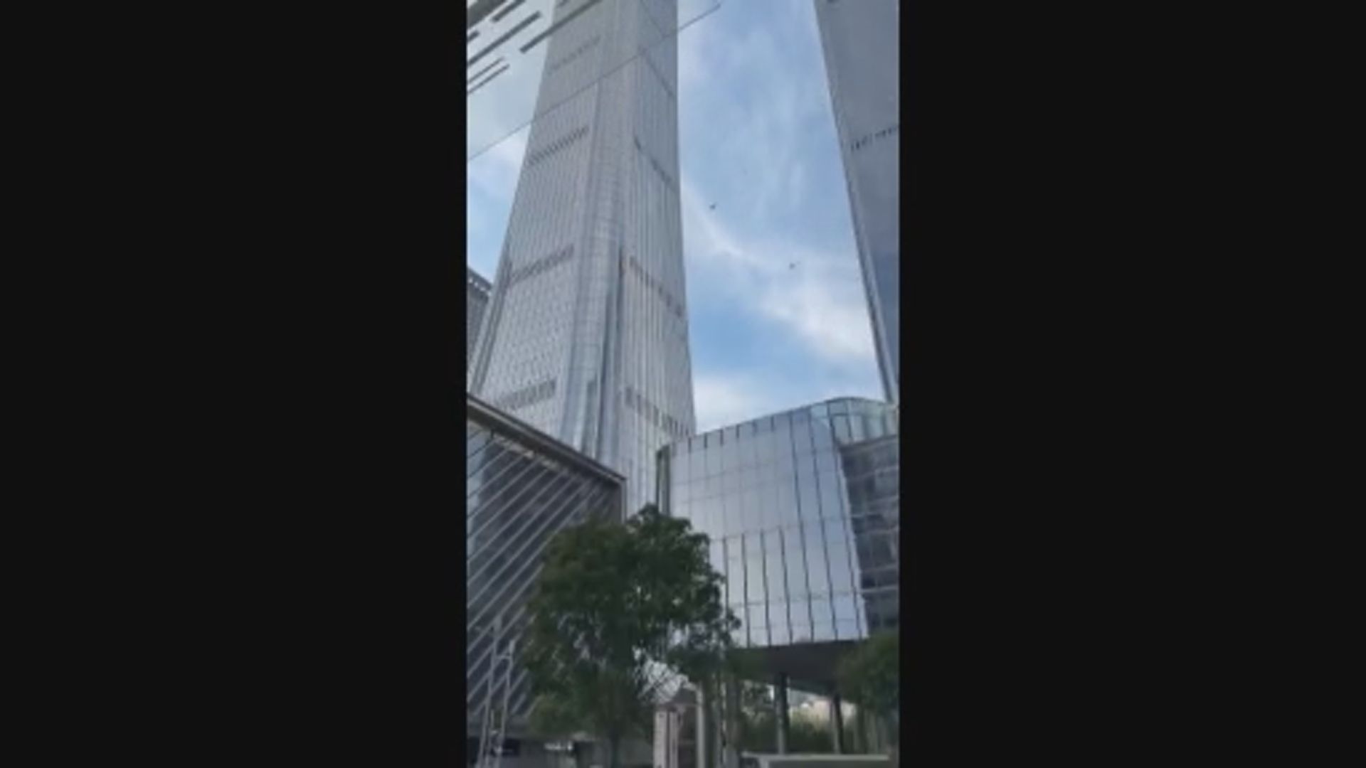 北京小型飛機撞中信大廈　官方通報：個人原因造成危害公共安全