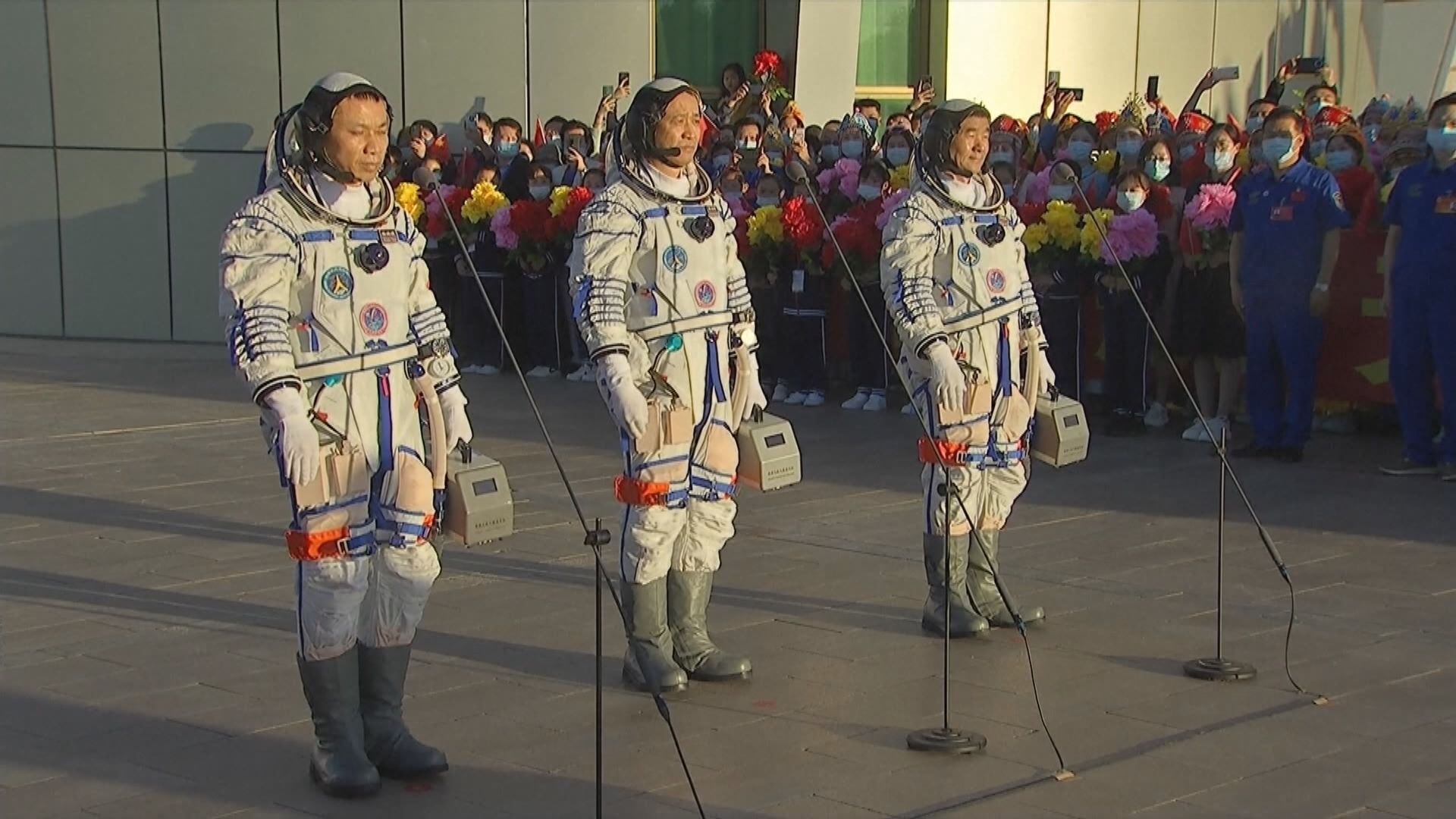 神舟十二號三名航天員出發前往發射場