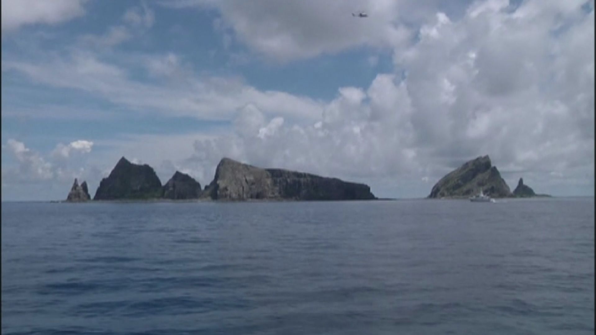 海警局依法驅離非法進入釣魚島領海的日本漁船