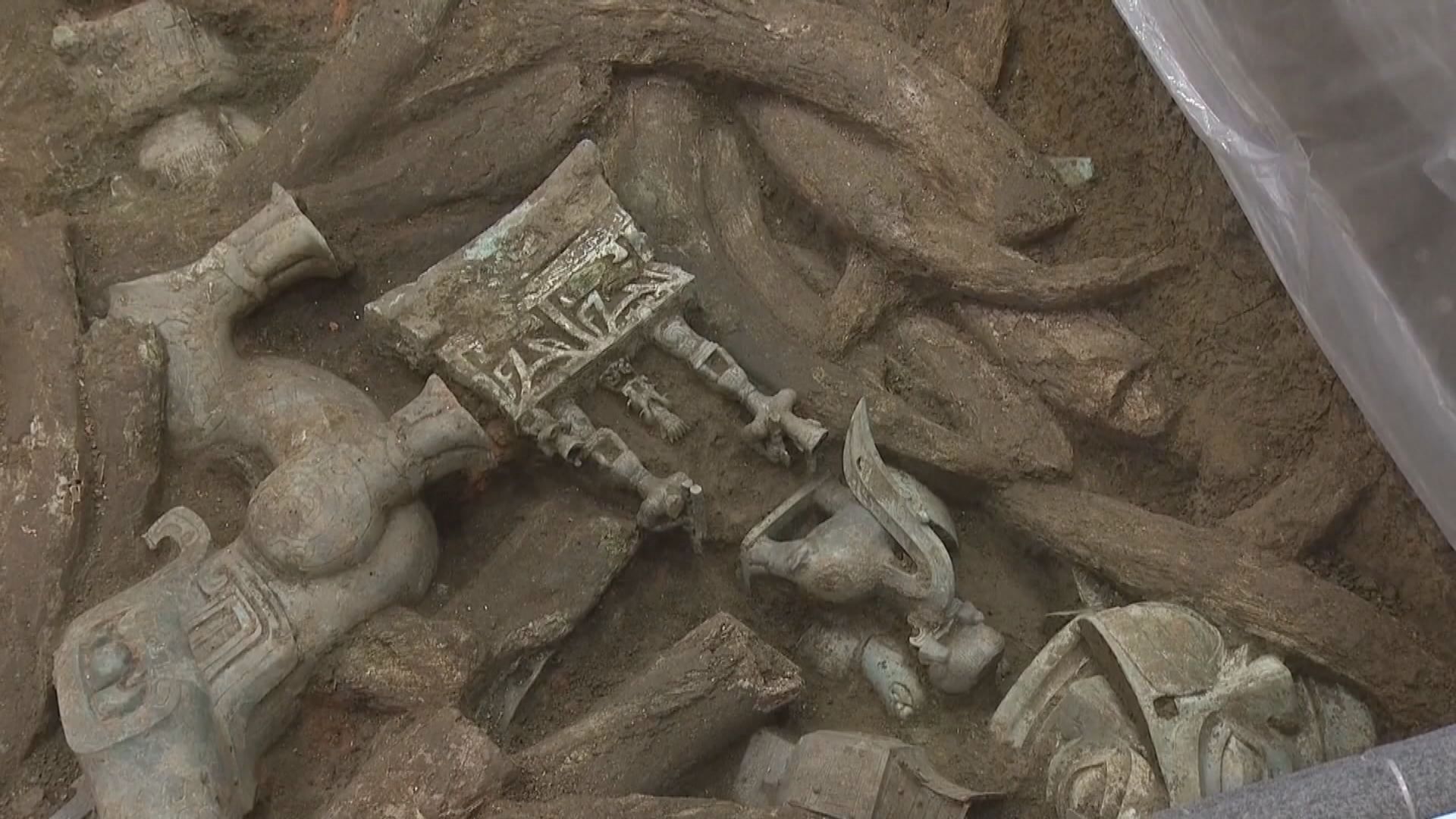 四川三星堆考古人員發掘出「國寶級」青銅神壇