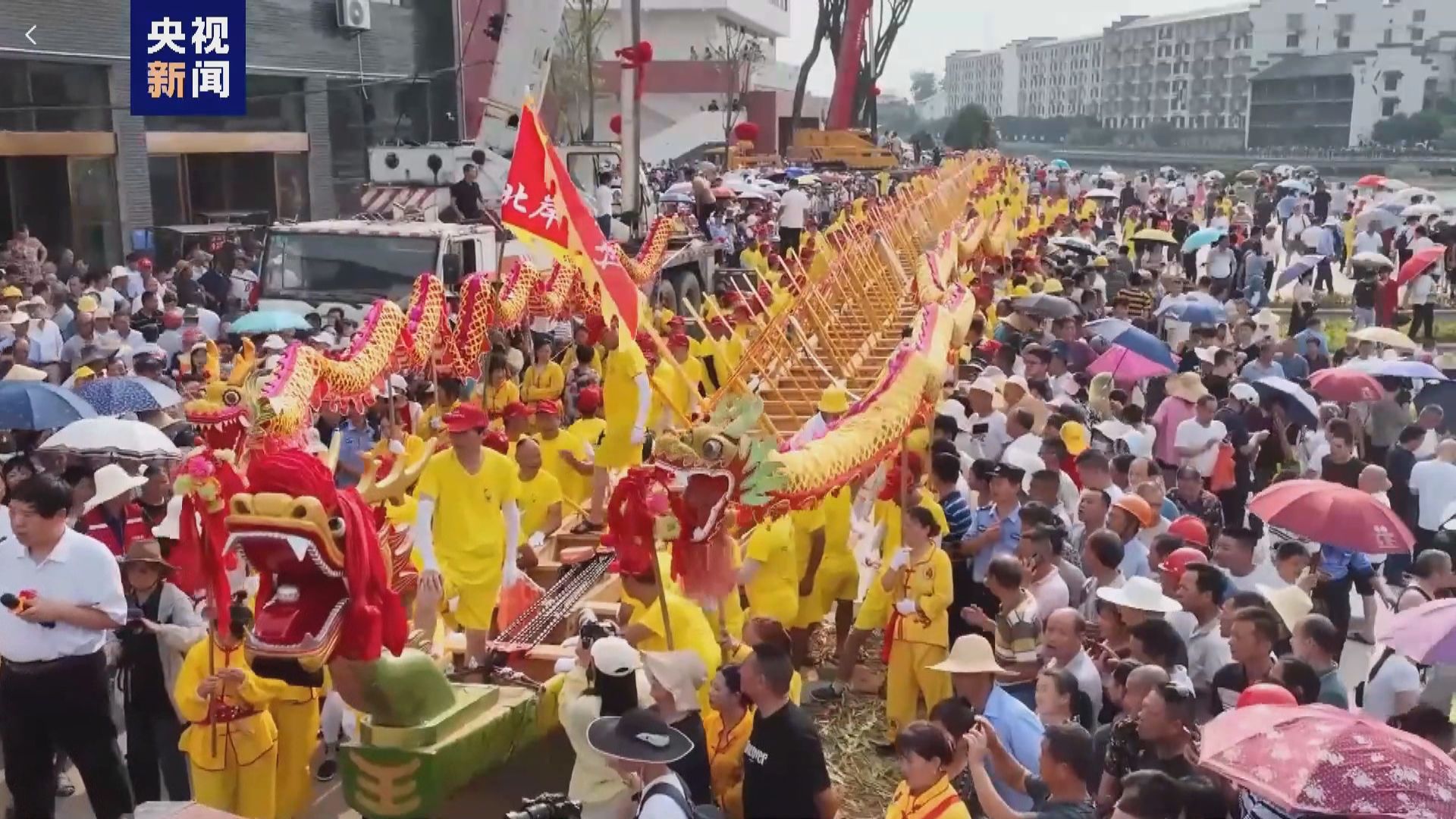 湖南益陽超長龍舟下水 400人同時划船