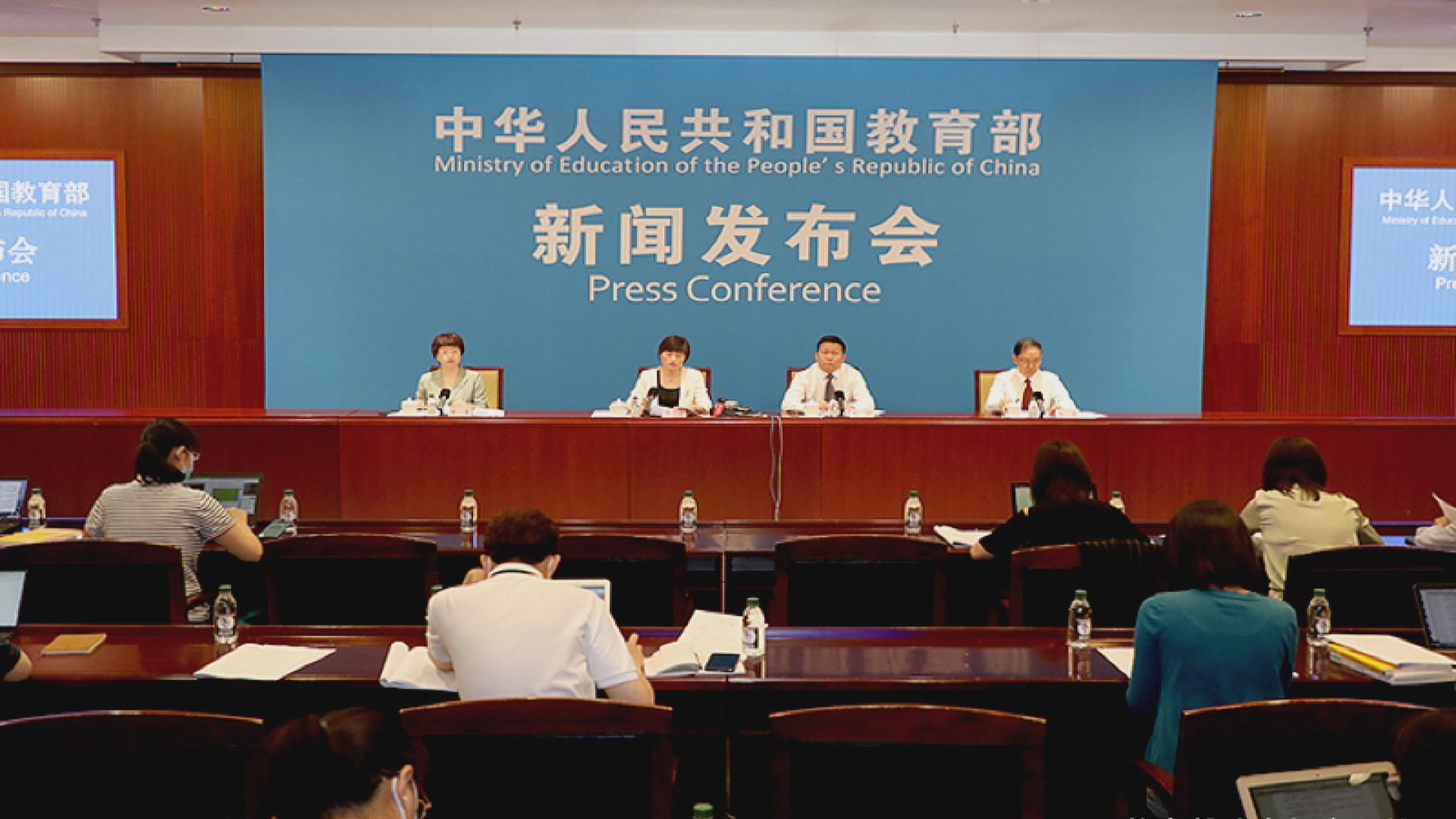 教育部建議香港將普通話融入考評　確立簡體字法律地位