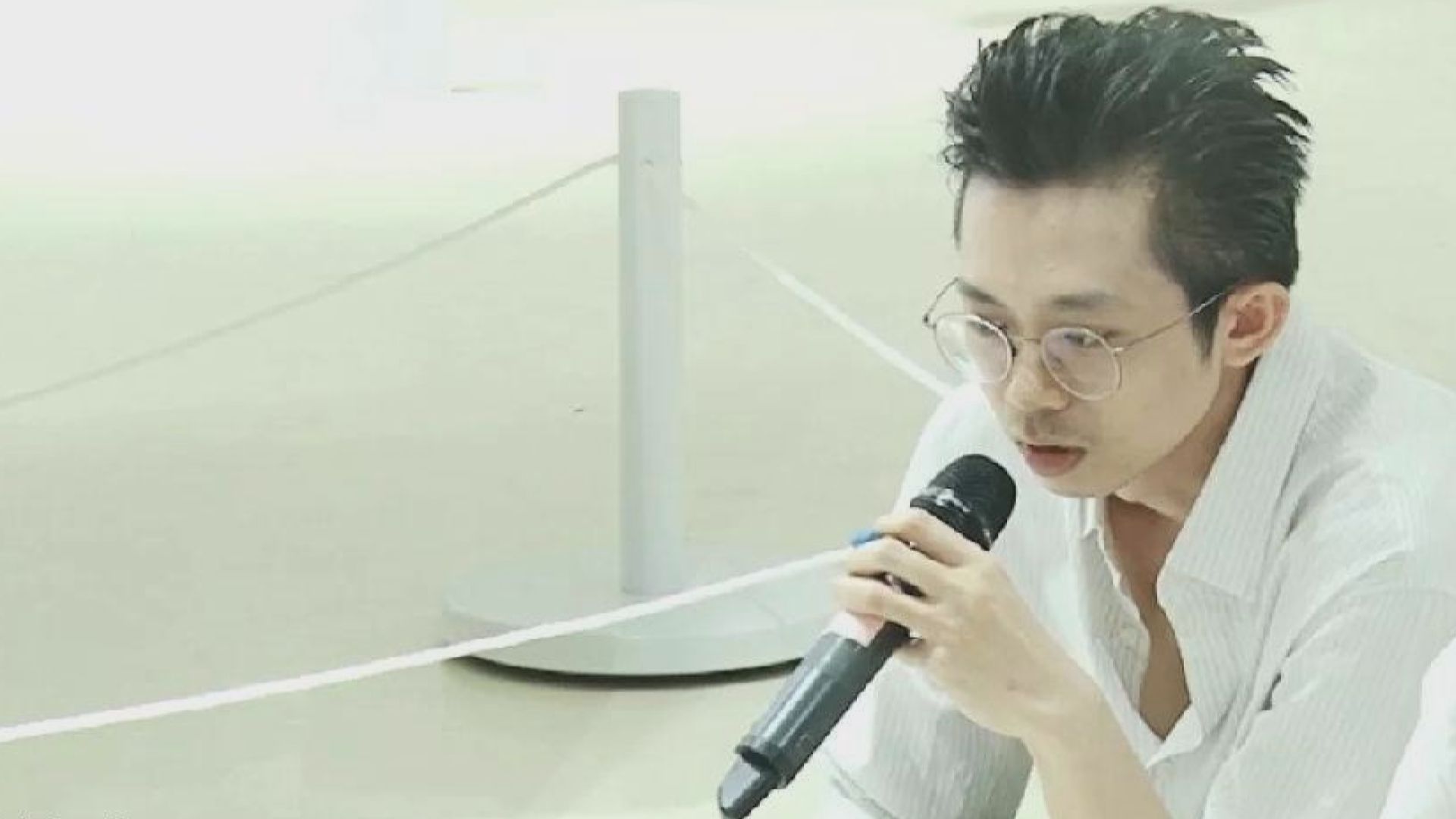 上海一藝術館撤回宋拓涉偷拍女生展品