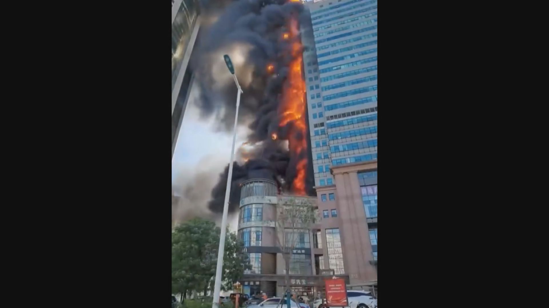 天津南開區大廈起火 外牆火勢猛烈